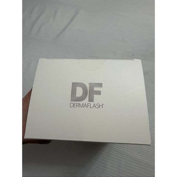 DERMAFLASH LUXE+ Sonic Dermaplaning Peach Fuzz Removal Set Smooth Skin 2 Speeds - Picture 6 of 7